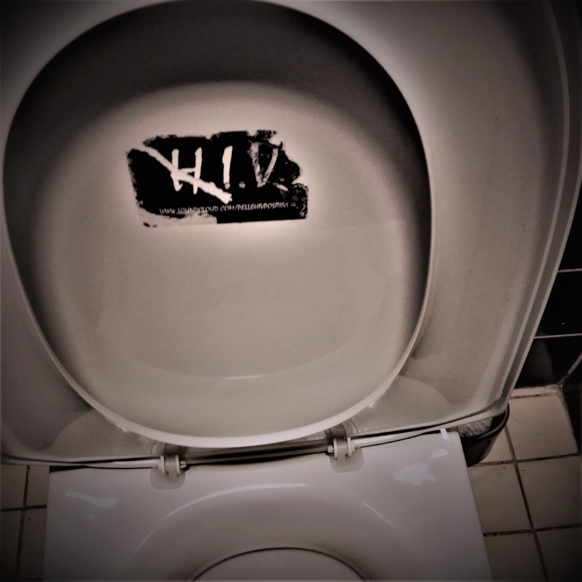 Vanhasen linja - Single by Pelle HIV Positiivi album cover