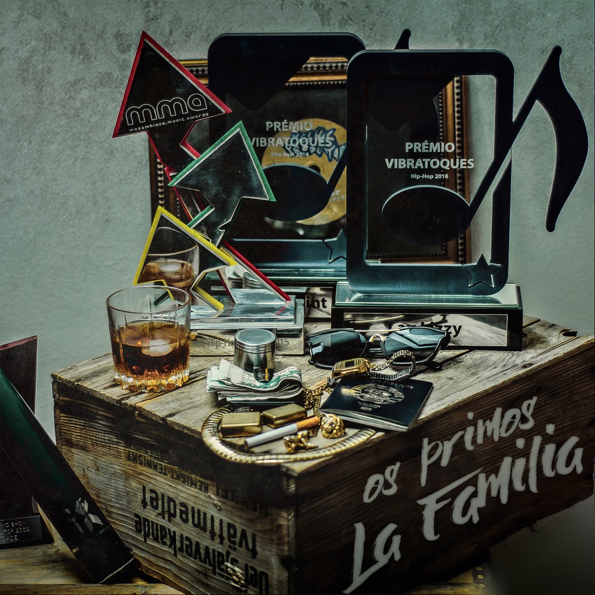 La Familia (feat. Laylizzy, Ellputo, Blaze, Luar, Ian Blanco, Rolex, Luxury Recycle, Bangla10, Djimetta & Antobel Chirrime) - EP by Os Primos album cover