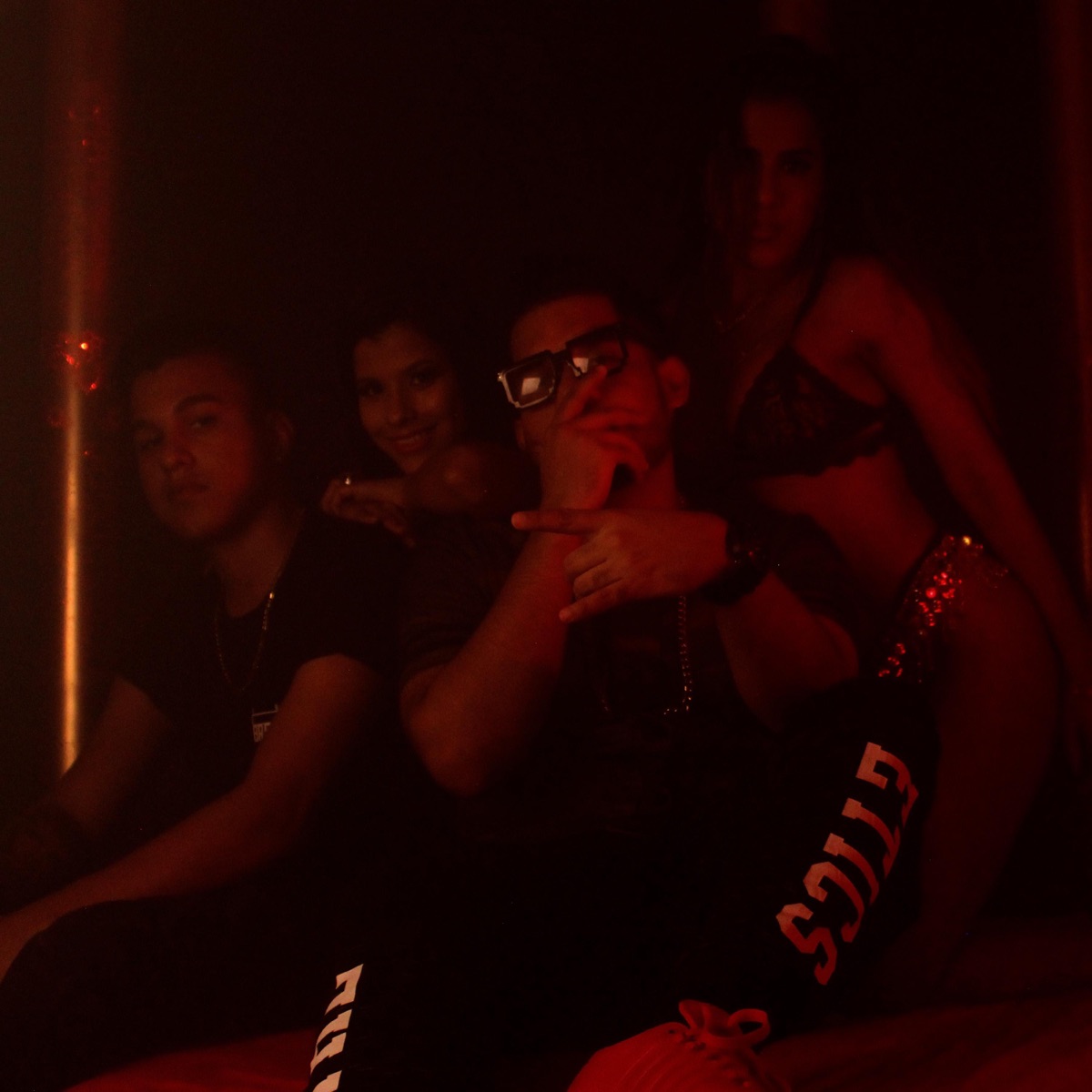 Vámonos de Aquí (feat. Juankoo) - Single by Riccellii album cover