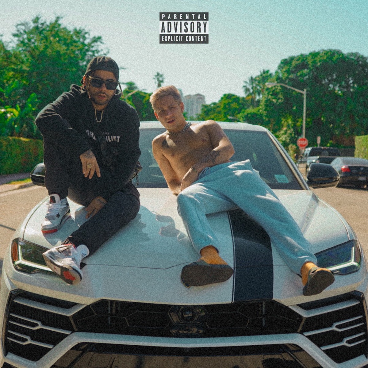 En Bajita - Single by Young Martino & Mora album cover