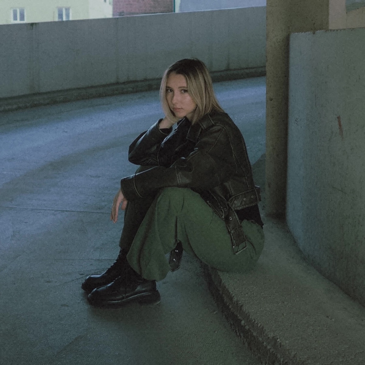 Вниз - Single by Даже album cover