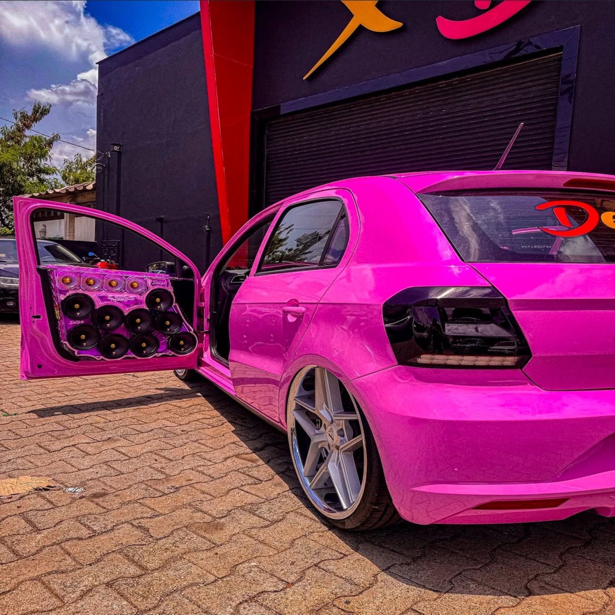 NO MEIO DO AUTOMOTIVO - Single by MC ZK, djpedrothebest, Mc Vitin 62 & PROJETO PÂNIC BASS album cover