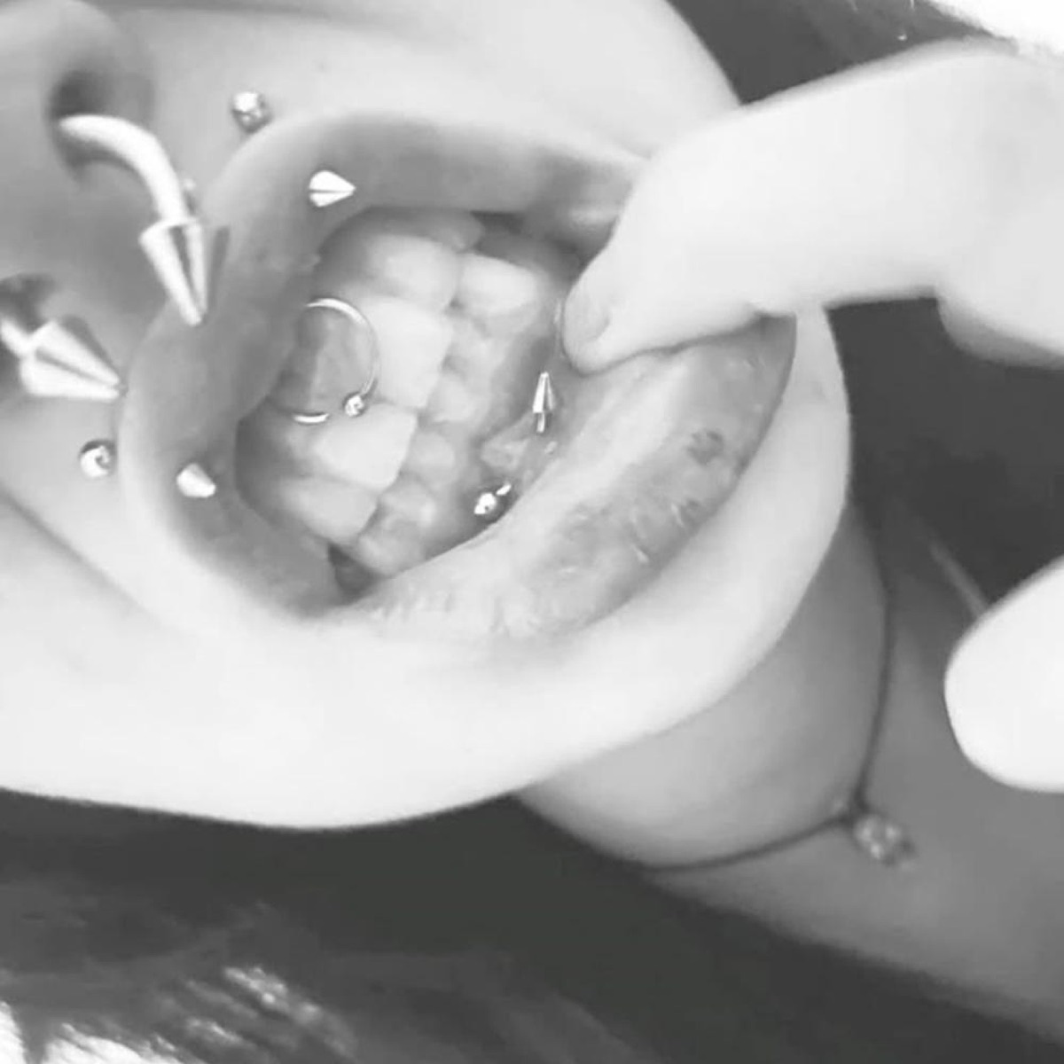 iwannabegone #edgy - Single by Sirellia album cover